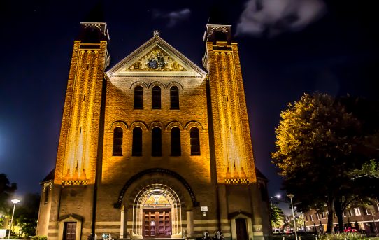 De Heilige Familiekerk bij avond